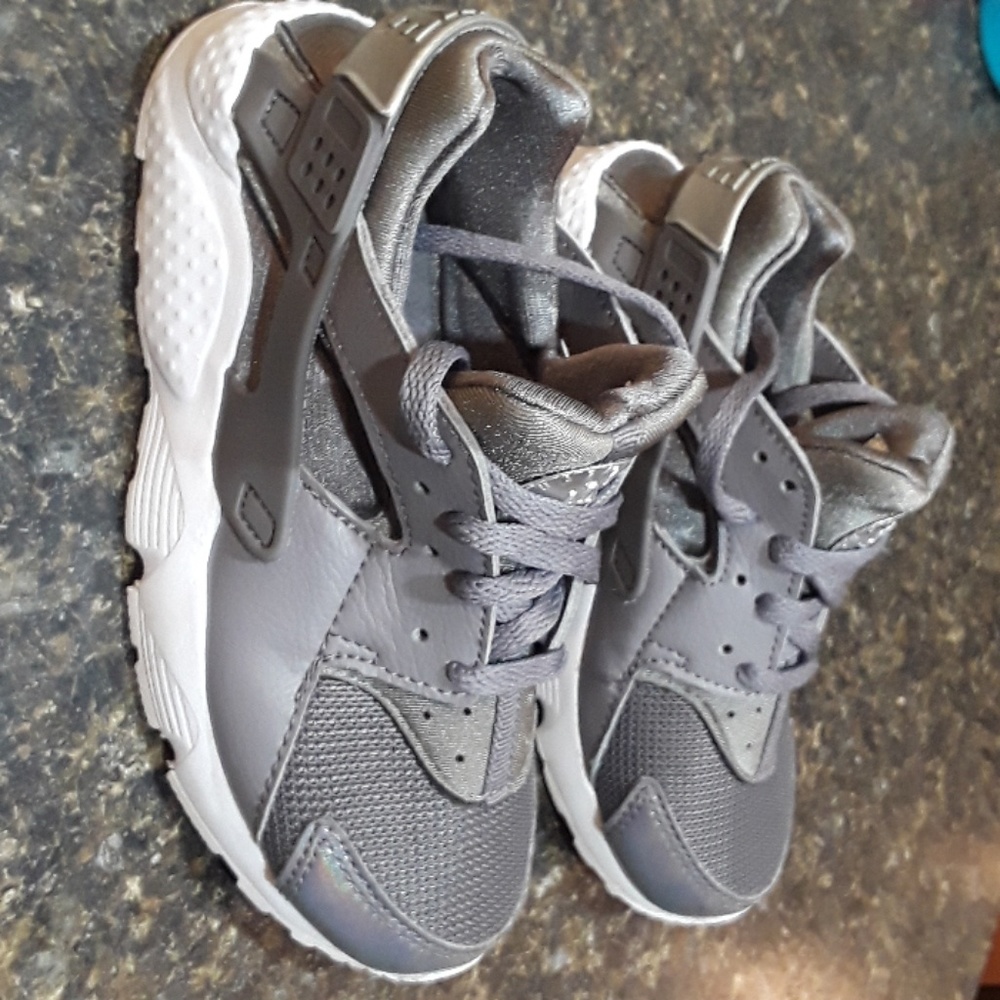 Gray/Silver Girls Nike Huarache